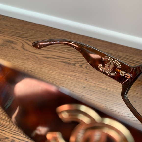 CHANEL sunglasses- tortoise shell with gold detail - Picture 6 of 7